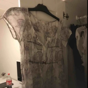  - Vit/beige/ grå blus från odd Molly i storlek 0, motsvarande XS  Frakt: 36kr 