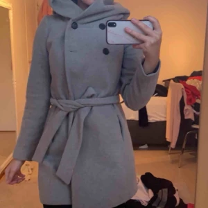  - En knapp saknas, därav priser, tjockt material