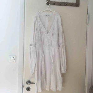  - Perfekt studentklänning strl 34 från Cubus Liten fläck på framsida (som nog går bort med klorin)  Använd 1 gång (på egen student)  Kan hämtas i Spånga/Vällingby eller så står köparen för frakt via Postnord. 