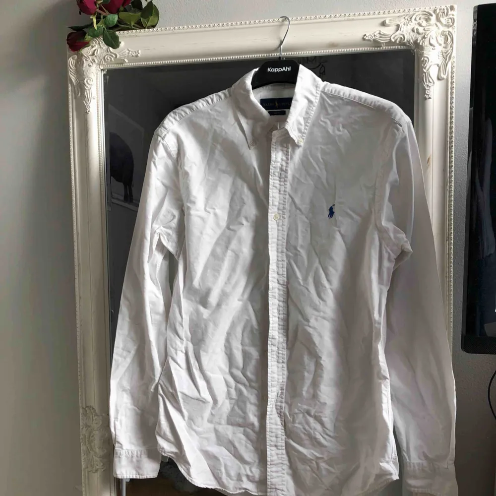 En vit skjorta från Ralph Lauren! Använd Max 5ggr!!! Lite skrynklig men väldigt bra skick!🤩 (originalpris ca 1100kr). Skjortor.