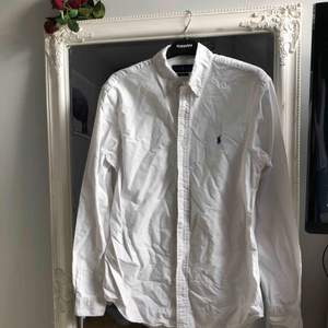 En vit skjorta från Ralph Lauren! Använd Max 5ggr!!! Lite skrynklig men väldigt bra skick!🤩 (originalpris ca 1100kr)