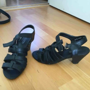  - Låg klack strl 36 från Din sko.  Knappt använda. Kan hämtas i Spånga/Vällingby eller så står köparen för frakt via Postnord. 