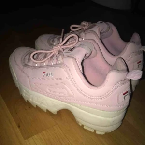  - Säljer ett par snygga rosa fila disruptor då de aldrig kommer till användning längre. :-( De har används ett par gånger och har lite slitningar på sulan etc men inget märkvärdigt! Frakt: 90kr 🦋