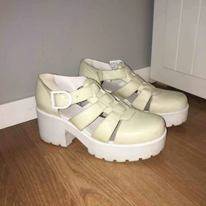  - Ljust gröngula klackskor (7 cm klack) från Vagabond. Osäker om det är äkta läder eller ej, men jag skulle nog tro det är äkta. De är använda, men i fint skick. Dock någon enstaka repa, men ingenting som stört mig.