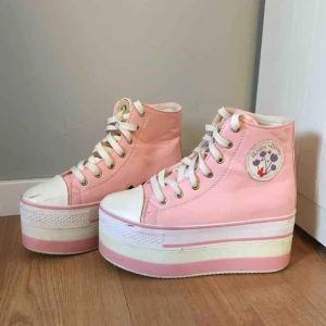  - Rosa/vita platåskor i fakeläder från märket Supernova. Platån är ca 7 cm hög. Bra skick, men använda. Lite repade vid tårna (se bild 3).