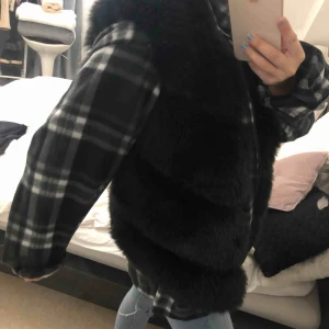  - Super fin pälsväst⭐️ storlek M men passar en xs också, längre i fram och kortare där bak, super snyggt🌟 säljer då den ej kommer till användning, perfekt i höst✨✨