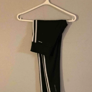 Adidas tights  - Adidas tights i träningsmaterial, strl s (sitter mer som XS), använda ett fåtal gånger. Frakt tillkommer!!! 