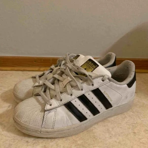  - Mycket väl använda adidas superstar sneakers! Lite dammiga pga dem stått oanvända i 2 år. Nötta i sulan och hälen, pris går att diskutera. Frakt tillkommer!