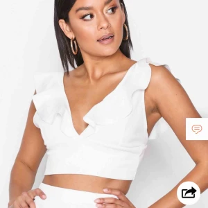  - Crop frill topp från Nelly. Använd 1 gång. Storlek XS men passar även S, stretchig. Köpt för 249. Köparen står för frakt. 