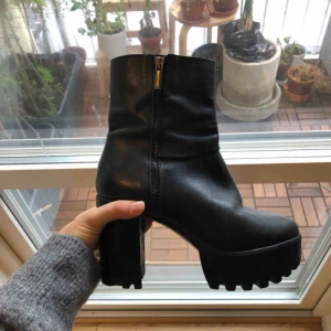  - Snygga fejkläder platåboots! Hämtas i Stockholm eller fraktas med då tillkommer frakt. 