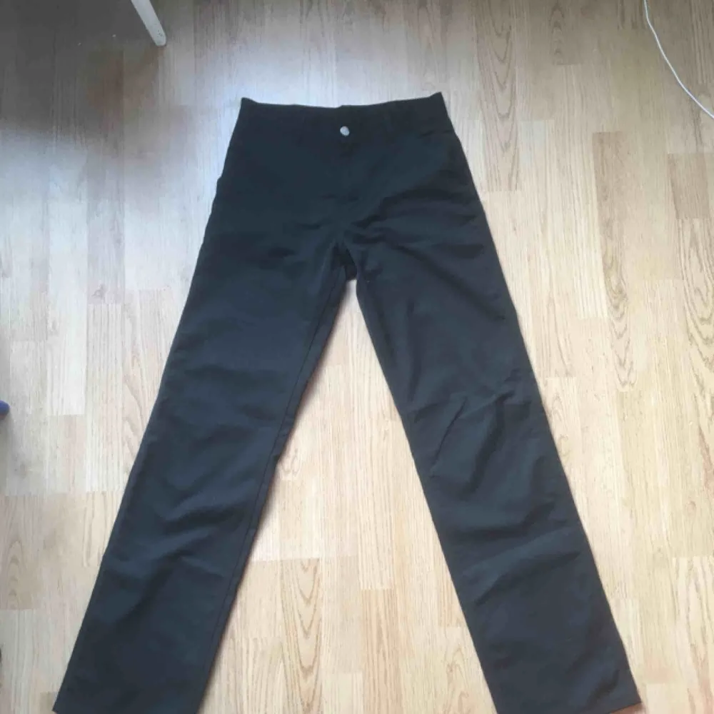 Superfina byxor från Carhartt i väldigt fint skick! Strl 29/34. Skulle säga att de passar en S, tycker de sitter lite för tight på mig som har M. Är 179 cm lång och de går hela vägen ner till golvet. . Jeans & Byxor.