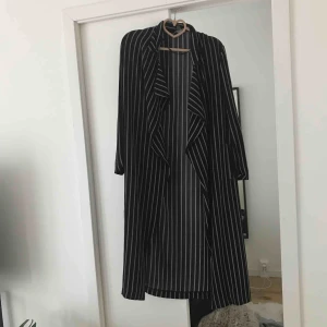  - Randig snygg blazer, knappt använd så i gott skick. Köpt på Forever 21! Storlek 38! Pris kan diskuteras vid snabb affär!