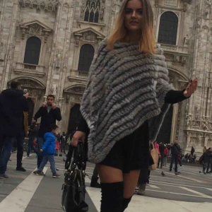  - Säljer min as mysiga poncho i väldigt bra skick. Kan användas lite hursomhelst, även som halsduk :) 