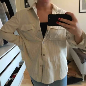  - manchester jacka/skjorta från ginatricot , aldrig använd, bra skick, frakten ingår i priset