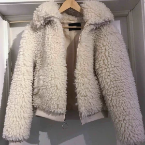  - Jättefin mysig krämvit jacka från BikBok. Köpt för 699kr. Passar även mig med storlek S.