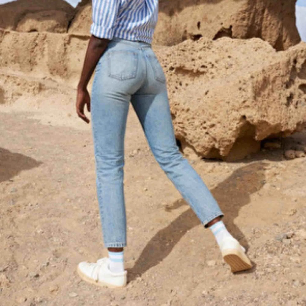 Mom jeans från Monki i modellen Moluna. I ett super bra skick. Nypriset är 400kr. (Köparen står för frakt) . Jeans & Byxor.