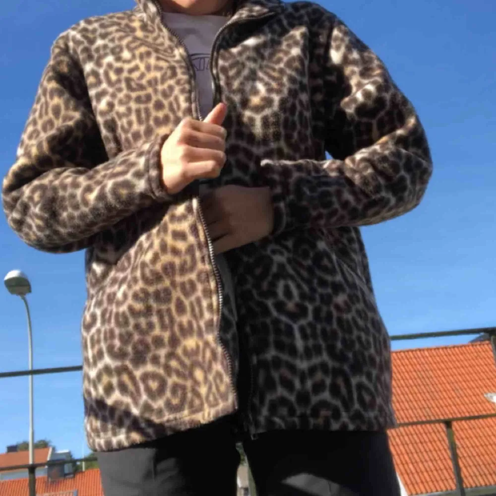 Leopard fleece som funkar som jacka eller kofta och värmer bra med fickor och dragkedja. Frakt 79kr. Jackor.