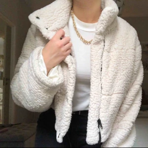  - Säljer denna mysiga croppade vinter/höstjacka. Använd väl men fortfarande i fint skick. Den är lite mörk längst ut på armarna men det är inget som syns när man har på sig den!💕 Frakt kostar 95 kronor, köparen står för frakt. Kan mötas runt Bromma.