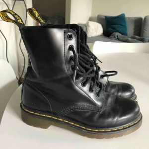  - Äkta Dr Martens kängor! Fint skick, lite slitet längst fram på tårna. De är inte insmorda dock det skulle säkert lösa det slitna. Säljer de billigt för att jag vill bli av med dem (de är för små för mig)