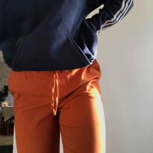  - helt nya byxor från Monki i storlek XS men skulle mer säga att dom är i S och är ganska långa. Hör av dig <3