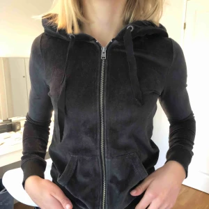  - En snygg svart sammetssvart luvtröja med dragkedja! Sitter snyggt, ganska tight i armarna.
