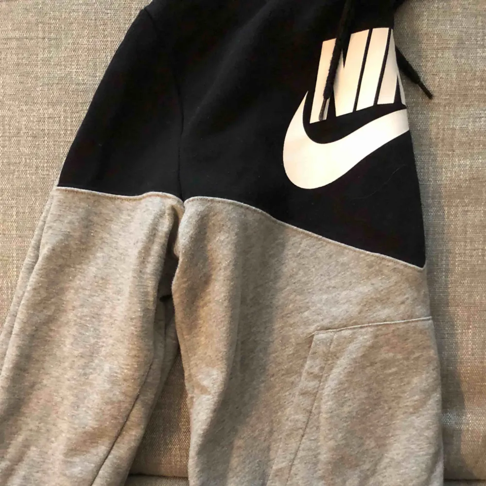 Jättefin hoodie från Nike. Använd ett fåtal gånger.. Hoodies.