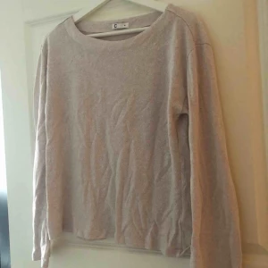 - Super skön och mysig tröja med lite utsvängda armar. Tröjan har en beige-ljusrosa färg - stilrent 😊