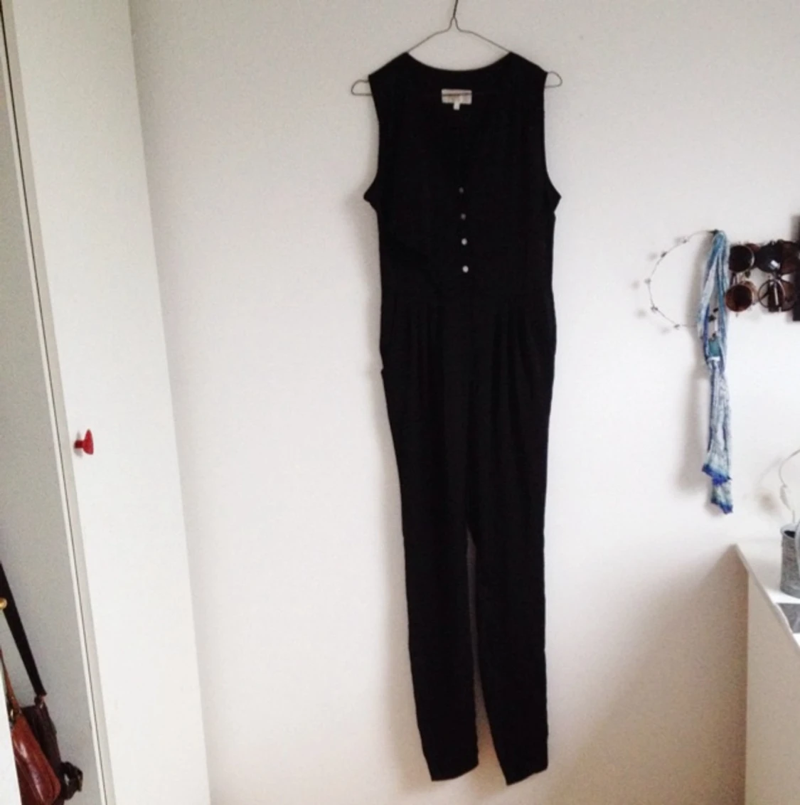 Väldigt snygg och cool silkig byxdress med volang där fram (se bild). Från bik bok