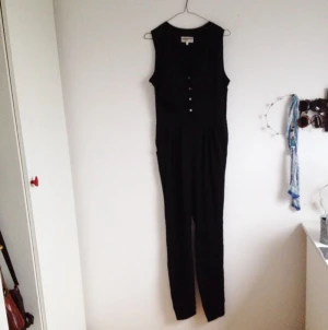 Väldigt snygg och cool silkig byxdress med volang där fram (se bild). Från bik bok - Väldigt snygg och cool silkig byxdress med volang där fram (se bild). Från bik bok