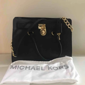  - Michael Kors använd 2 gånger. Inköpt på Michael Kors i Stockholm. Bjuder på frakten med postförskott. Pris vid avhämtning kan diskuteras. 