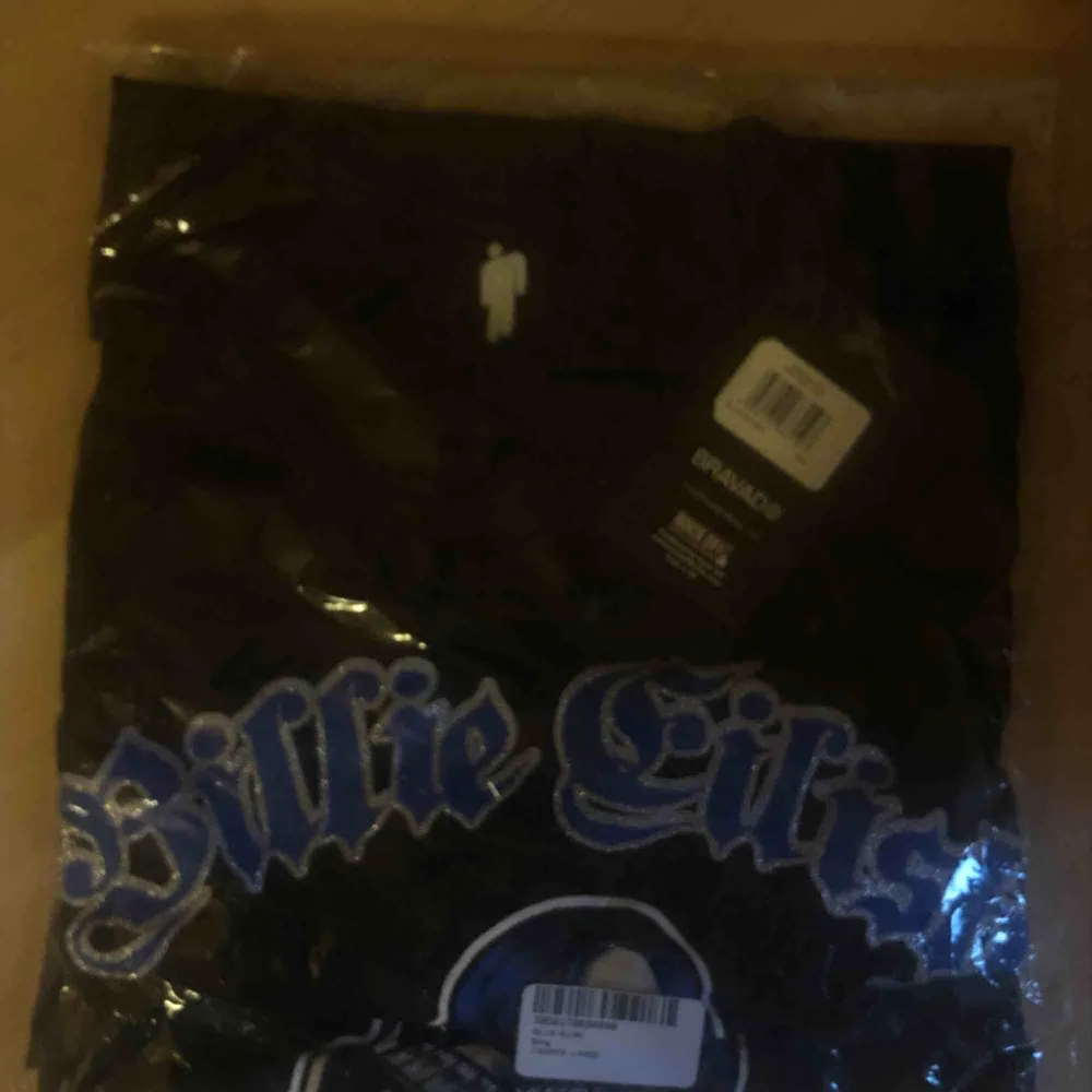 jättefin Billie Eilish t-shirt med glittrig text, helt oöppnad, fortfarande i plasten! säljer för jag råkade beställa 2 istället för 1. pris kan diskuteras, möts i norrtälje eller stockholm. T-shirts.