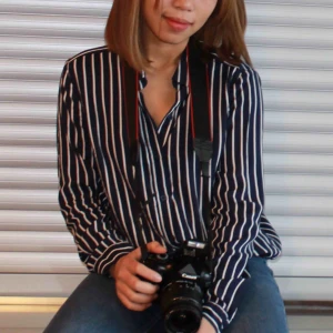  - Mörkblå vit randigt skjorta från hm. frakt ingår 