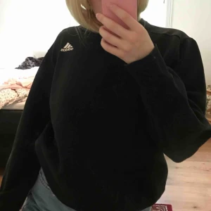  - Svart adidas sweatshirt, köpt för ca 2 år sen men fortfarande bra skick! Frakten ingår i priset🥰
