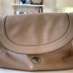  - Säljer min väska från Liebeskind.  Inköpt i våras från Zalando.  Använd 1 gång så varan är i mycket gott skick.   Nypris: 3000 kronor.  Mått:  Höjd - 28 cm  Längd - 38 cm