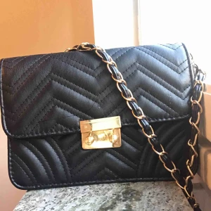  - Fin väska från ur och Penn! Fint skick. Guld kedja 