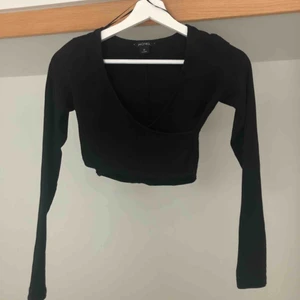  - Omlottopp från Monki. Väldigt fint skick