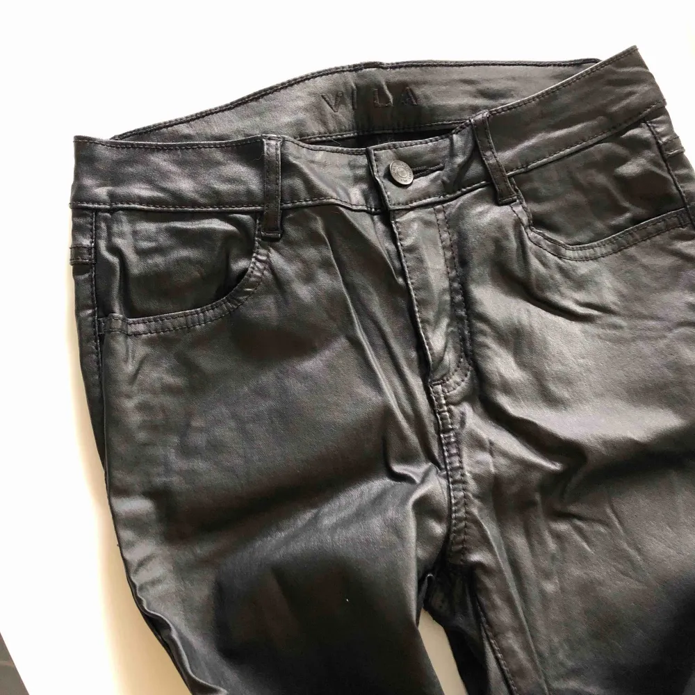 Fake-skinn byxor från Vila. Stretch, sköna och tighta i benen hela vägen! Perfekt till stickat i höst 😍. Jeans & Byxor.