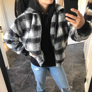  - Supergo tuckerjacka i pilematerial. Dragkedja samt fickor framtill. Inköpt i våras, slutsåld på webben. Helt oanvänd då den inte är min stil. Ser hellre att den kommer till en ny ägare som har bättre användning för jackan. Köparen står för frakten 🐼🖤