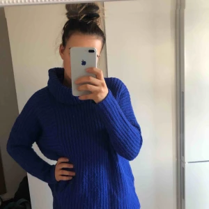  - Blå stickad tröja, lite nopprig därav priset. Använder inte längre. Frakt tillkommer. Svinsnygg färg! 
