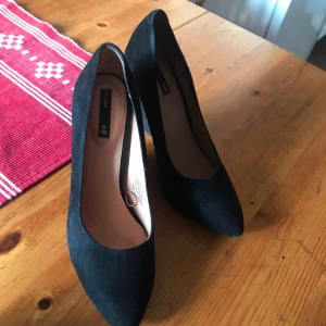  - Moca pumps. Nästan helt nya.  Använd kanske en nång nån time. Annars bara Inomhus. Det är läder hela skon 