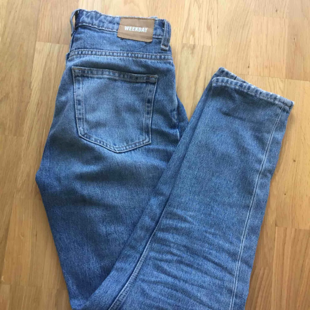 Jeans från weekday. De är i ok-skick. Det står att det är storlek 24/30, men skulle säga att storleken passar en S. Säljer jeansen för att de är förstora. Frakten ingår i priset:)). Jeans & Byxor.