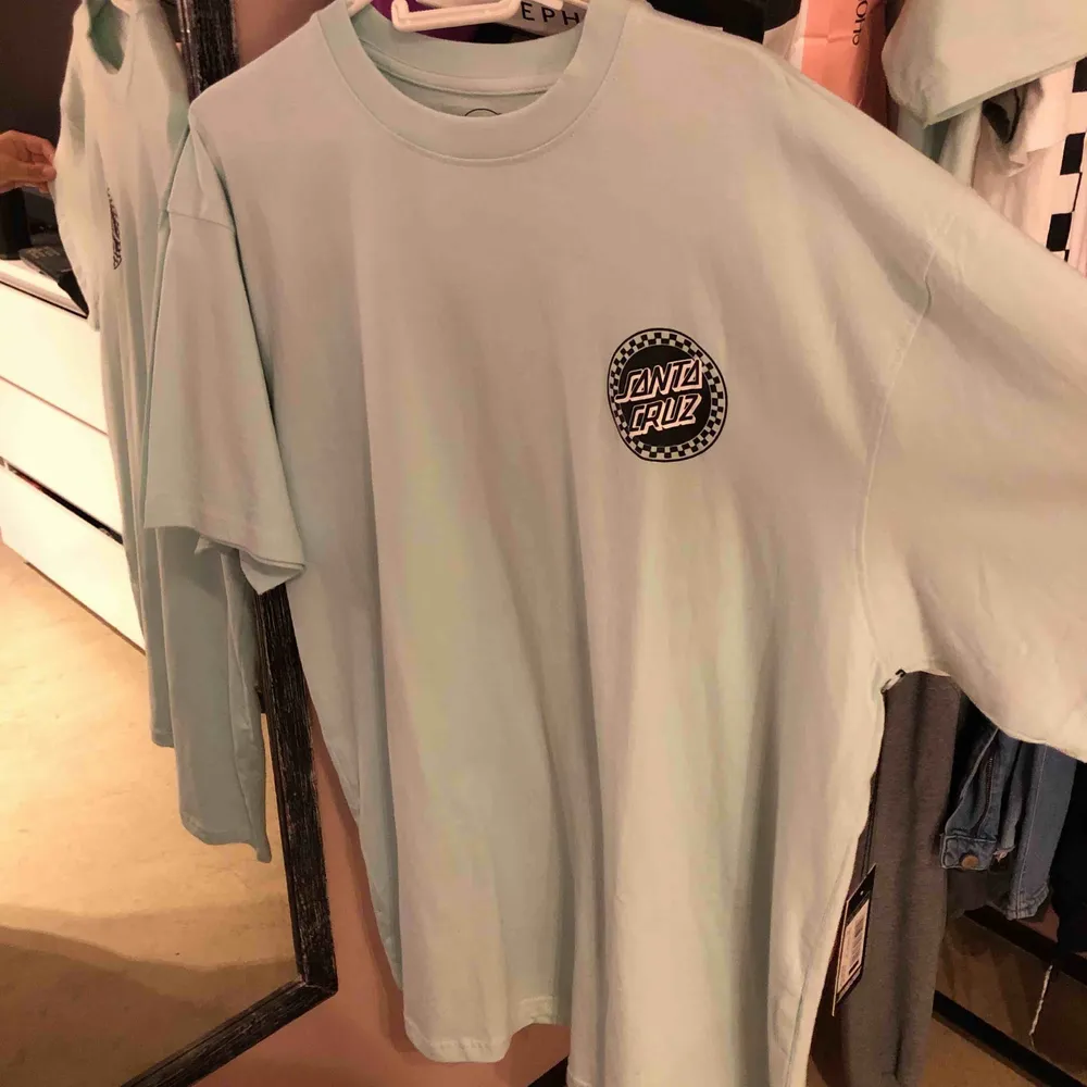 Fin mintgrön t-shirt från Santa Cruz. Helt oanvänd, prislappen sitter kvar. En cool oversized tröja.   Köparen står för frakt:). T-shirts.