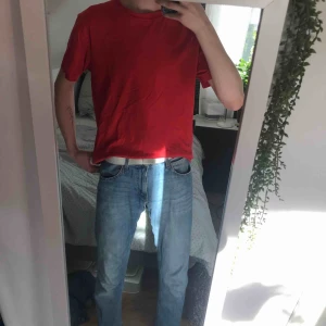  - Säljer en röd T-shirt som jag köpte på Myrorna.🙌🏻 Använd fåtal gånger och är i bra skick.✨Den har två små hål i nacken som var där när jag köpte den✌️Frakt tillkommer!
