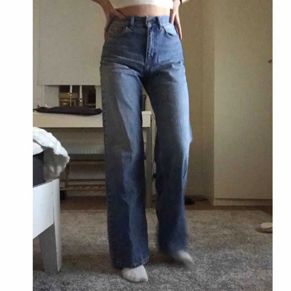 Säljer även mina sååå snygga wide legs jeans från junkyards märke som är köpta för 399 kr säljs för att dom inte riktigt är min stil längre. Frakt ingår inte. Jeans & Byxor.