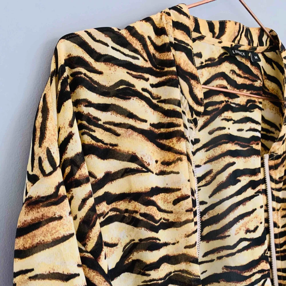 Snygg, tunn, halvt genomskinlig tigerrandig tröja som är lite loose-fit. Väldigt snygg och passar till många tillfällen😍🐯  Jag kan både mötas upp eller skicka💌🤗. Tröjor & Koftor.
