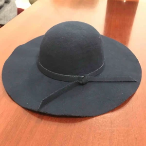  - Hatt. Höst- vinter. Blå med detalj.   Mycket chic.  Mycket bra skick! 