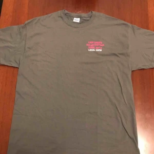  - T shirt från en Lady Gaga tour. Grey in colour. 