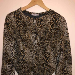  - Tröja med resår rund handled och sömnen runt magen. Fint skick!