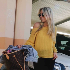  - Stickad tröja, lite noppig. Frakt är 63kr spårbart :) 