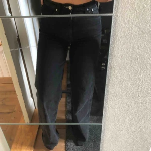  - Säljer mina svarta Ace jeans från Weekday då jag upplever dom som för korta 😩 Nyskick och aldrig torktumlade!!!! Fraktkostnad tillkommer